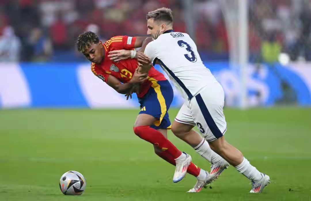 西班牙体操选手表现出色夺得亚军