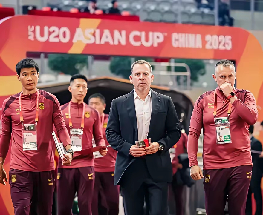 英格兰足球俱乐部签约新球员，实力再升级