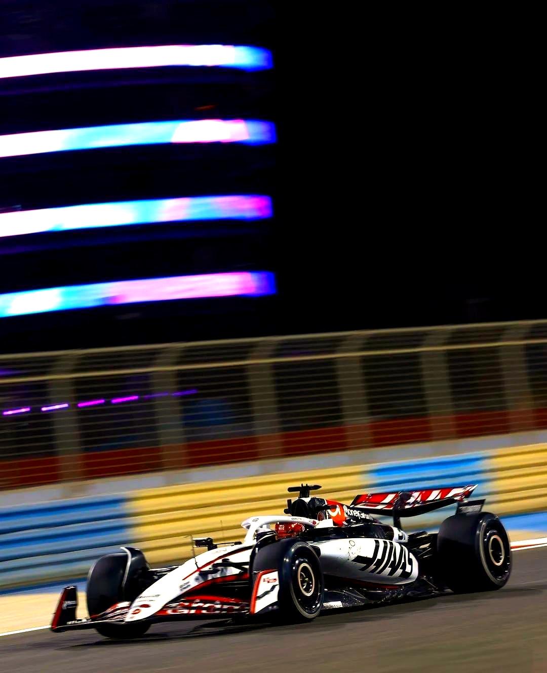 包含威廉姆斯横扫哈斯车队，皮亚斯特里扛起全队的词条