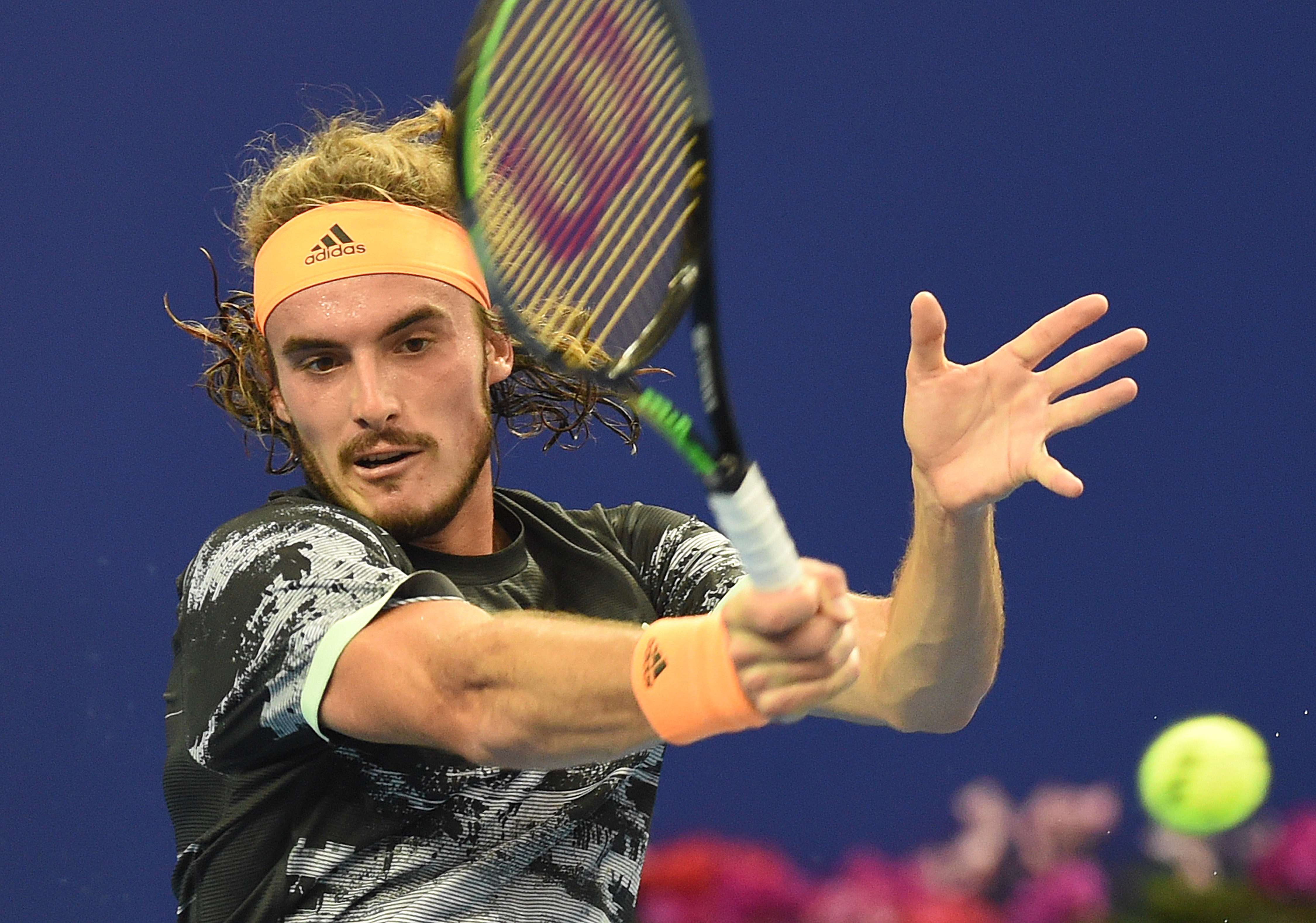 包含意大利网球队横扫德国网球队，西西帕斯统治全场的词条