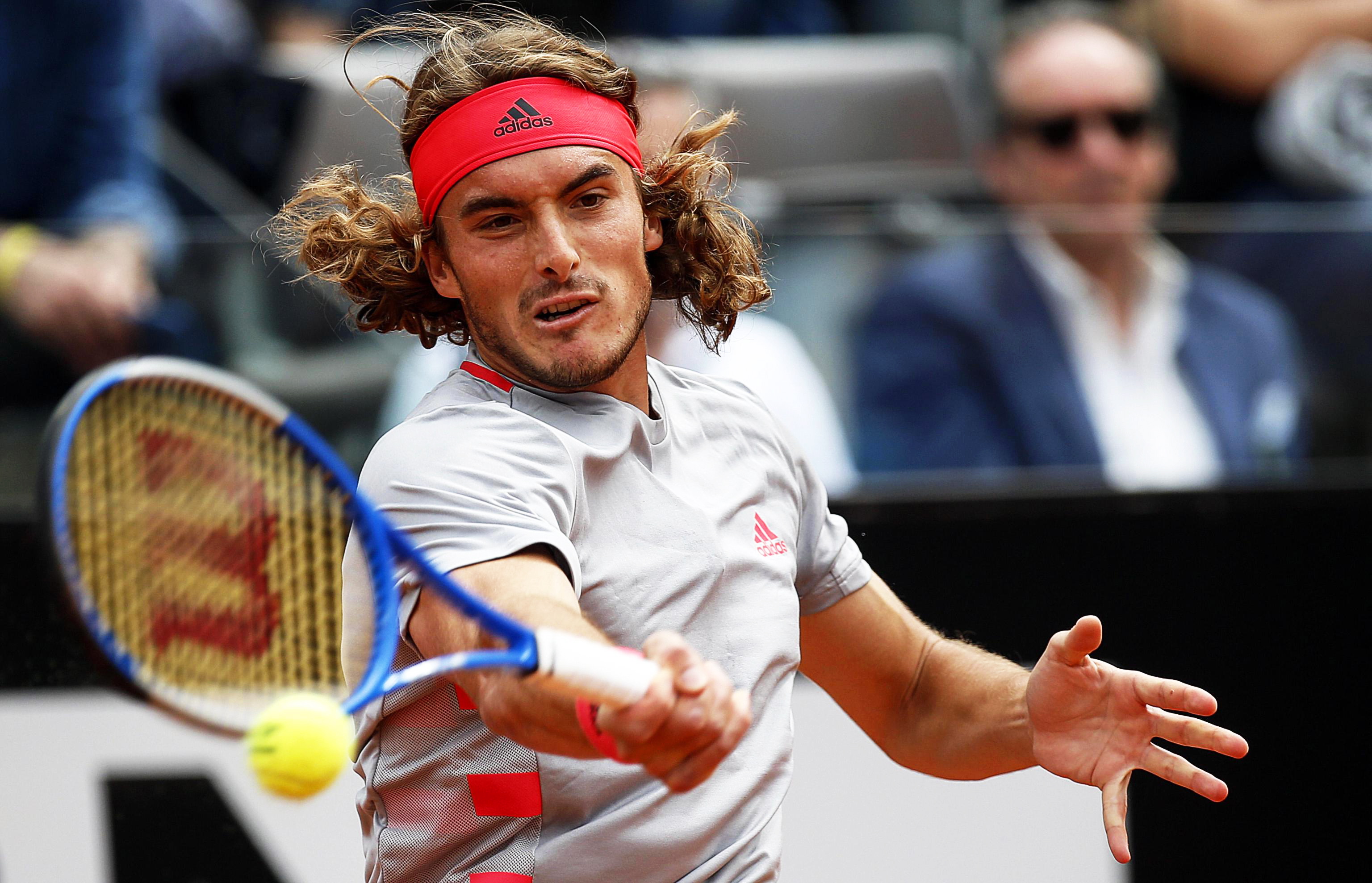 包含意大利网球队横扫德国网球队，西西帕斯统治全场的词条