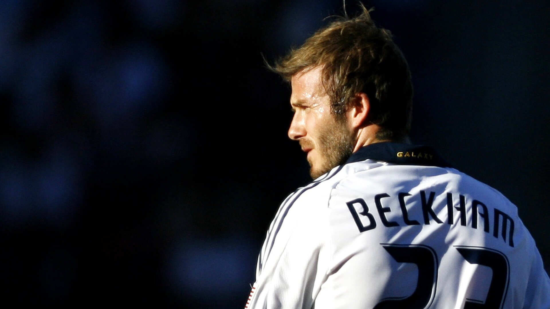 绿茵鏖战与羽坛新章，法国丹麦的战术博弈与郑思维的历史突破